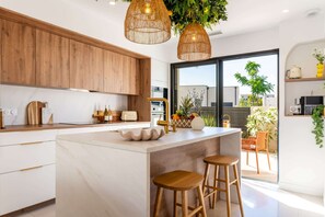 Coffee/tea maker, fridge, microwave, oven - La Dolce Villa | Villa 5 étoiles, piscine chauffée, 700 m plage (Sérignan)