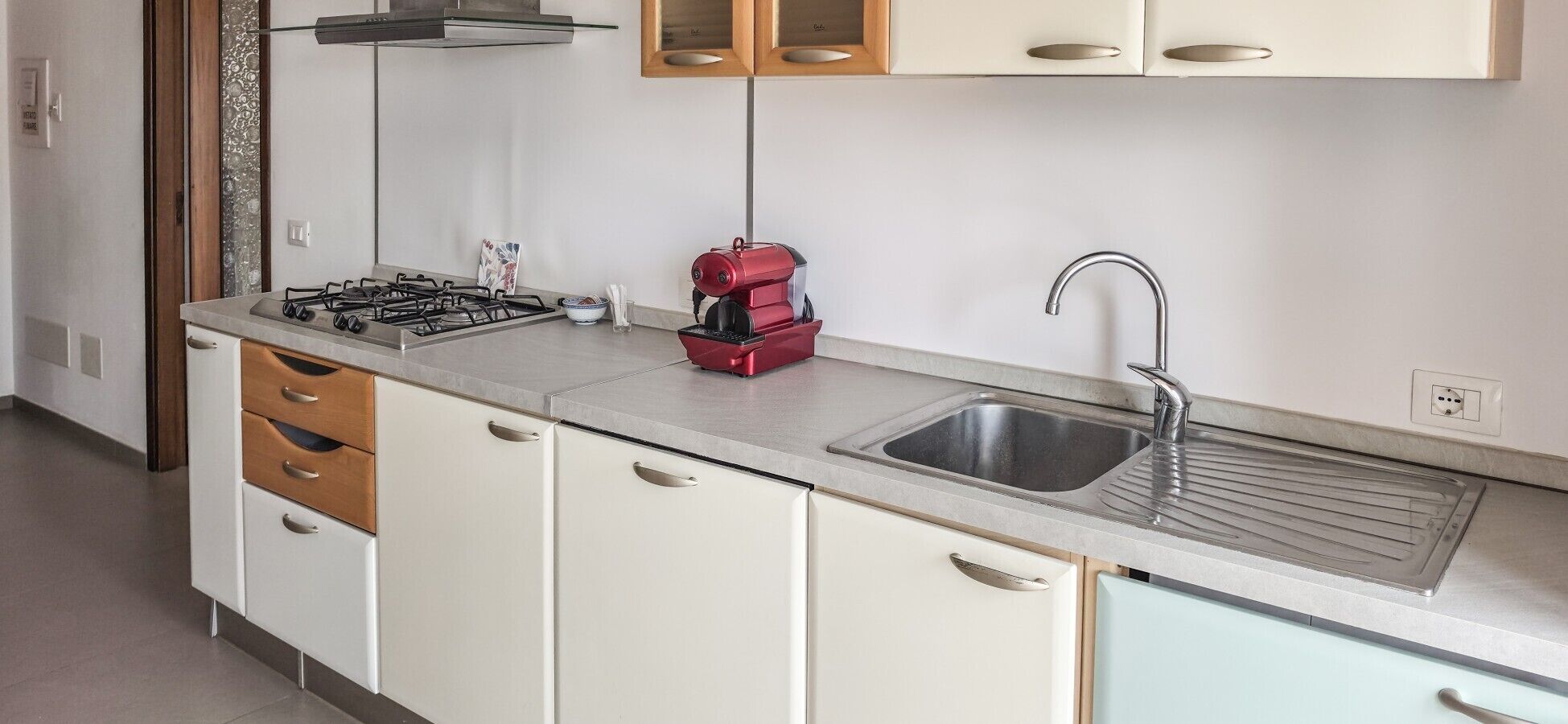 Kühlschrank, Mikrowelle, Herdplatte, Wasserkocher mit Kaffee-/Teezubehör