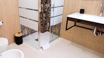 Doccia, asciugacapelli, asciugamani, sapone