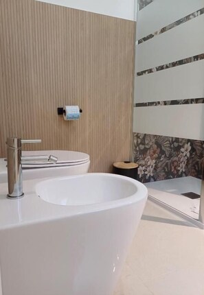 Dusche, Haartrockner, Handtücher, Seife