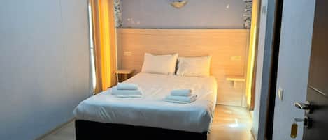 Habitación clásica doble, vistas al patio | Escritorio y wifi gratis