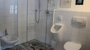 Shower, hair dryer, towels - Holiday Home for 9 Guests, 200 m², with Balcony and Wi-Fi (Rettenschöss)