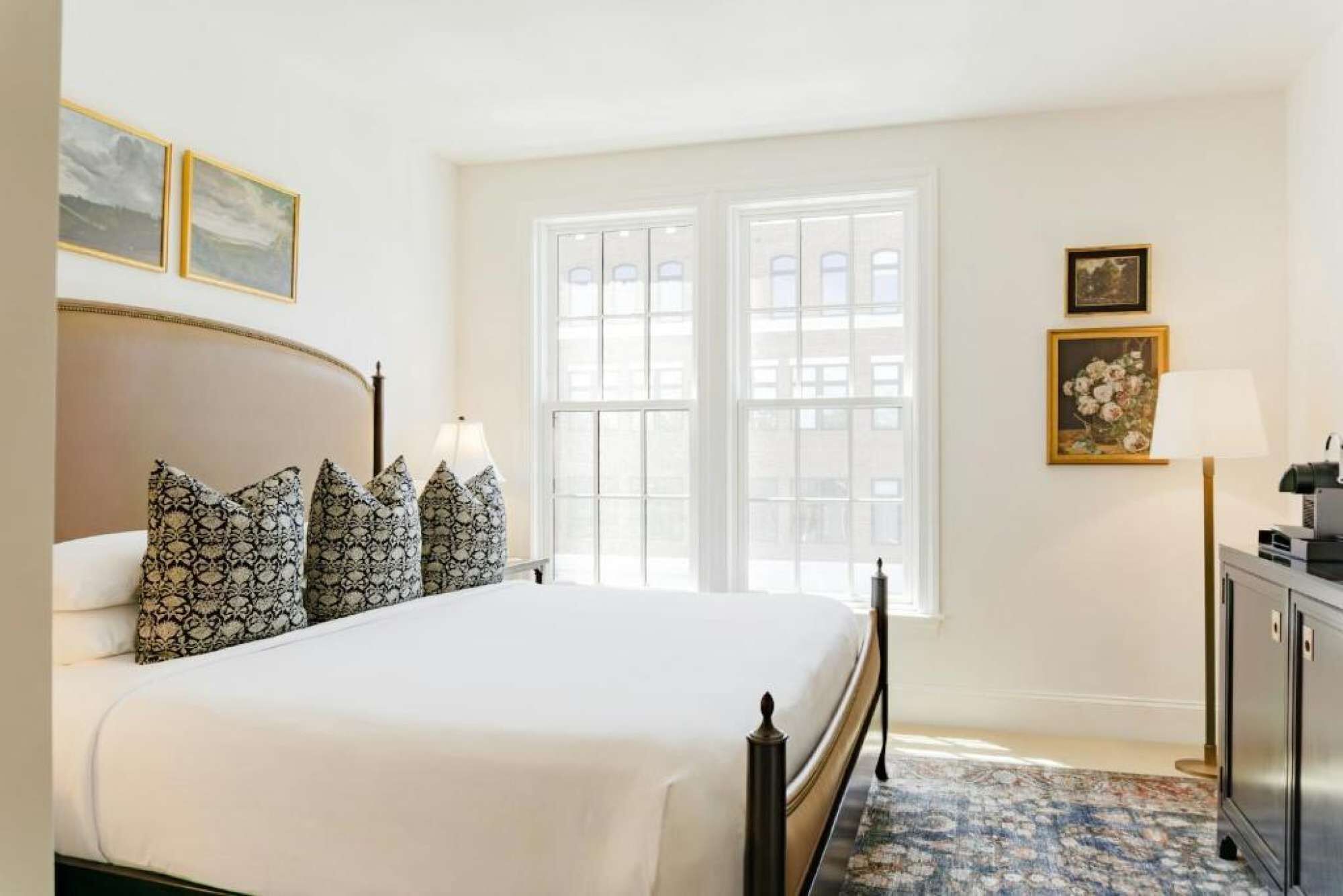 Desk, WiFi, bed sheets