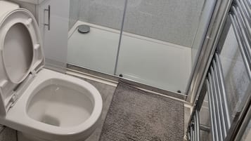 Ducha, secador de pelo, toallas, jabón