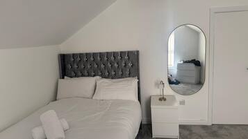 2 bedrooms, desk, iron/ironing board, WiFi (free)