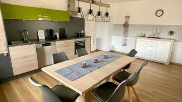 Fridge, oven, stovetop, dishwasher
