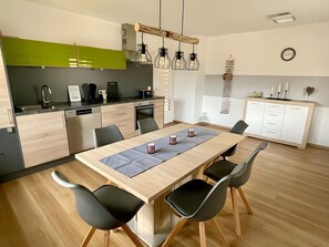 Frigorífico, horno, placa de cocina y lavavajillas