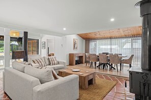 TV - Modern Beach holiday House in Rhyll close to Beach, Restaurants, boating (Rhyll)