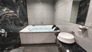 Luxury Room | Bathroom | Bathtub, free toiletries, towels, soap - HOTEL MOJO STAY (Ahmedabad)