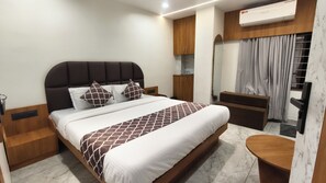 Desk, laptop workspace, free WiFi - HOTEL MOJO STAY (Ahmedabad)