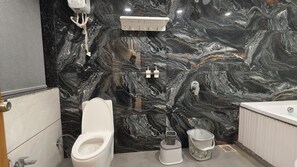 Luxury-Zimmer | Badezimmer | Badewanne, kostenlose Toilettenartikel, Handtücher, Seife