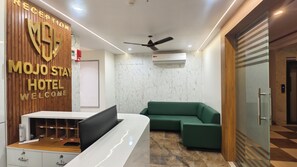 Reception - HOTEL MOJO STAY (Ahmedabad)