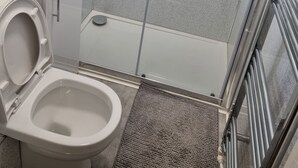 Dusj, hårføner, håndklær og såpe