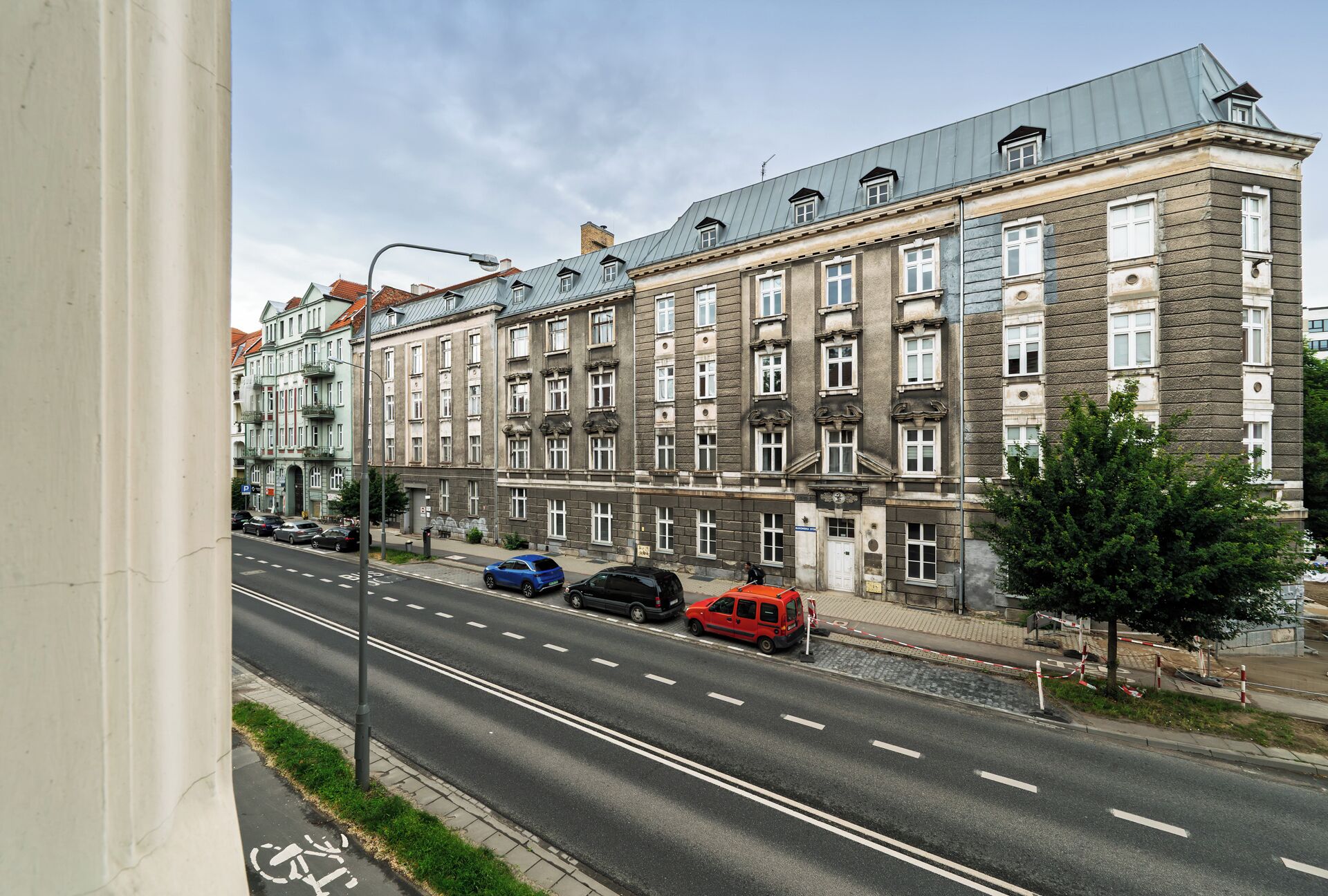 Un immeuble à plusieurs étages donnant sur une rue.