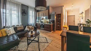 Una sala de estar moderna con un sofá, una mesa de centro y una zona de estar.