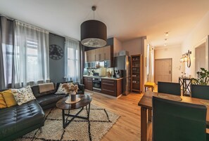 Una sala de estar moderna con un sofá, una mesa de centro y una zona de estar.