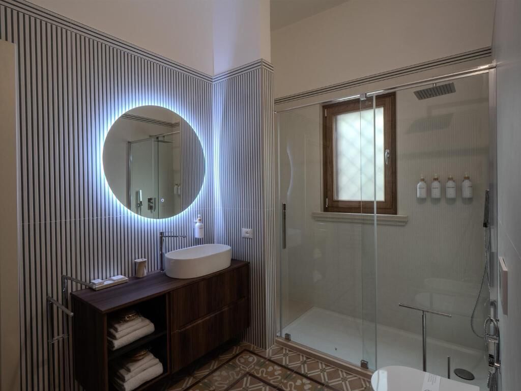 Camera Comfort con letto matrimoniale o 2 letti singoli, patio, vista giardino | Bagno | Doccia, asciugacapelli, pantofole, asciugamani