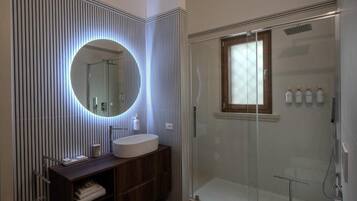 Camera Comfort con letto matrimoniale o 2 letti singoli, patio, vista giardino | Bagno | Doccia, asciugacapelli, pantofole, asciugamani