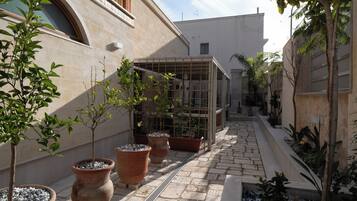 Quarto casal ou duplo conforto, varanda, vista para o jardim | Terraço/pátio