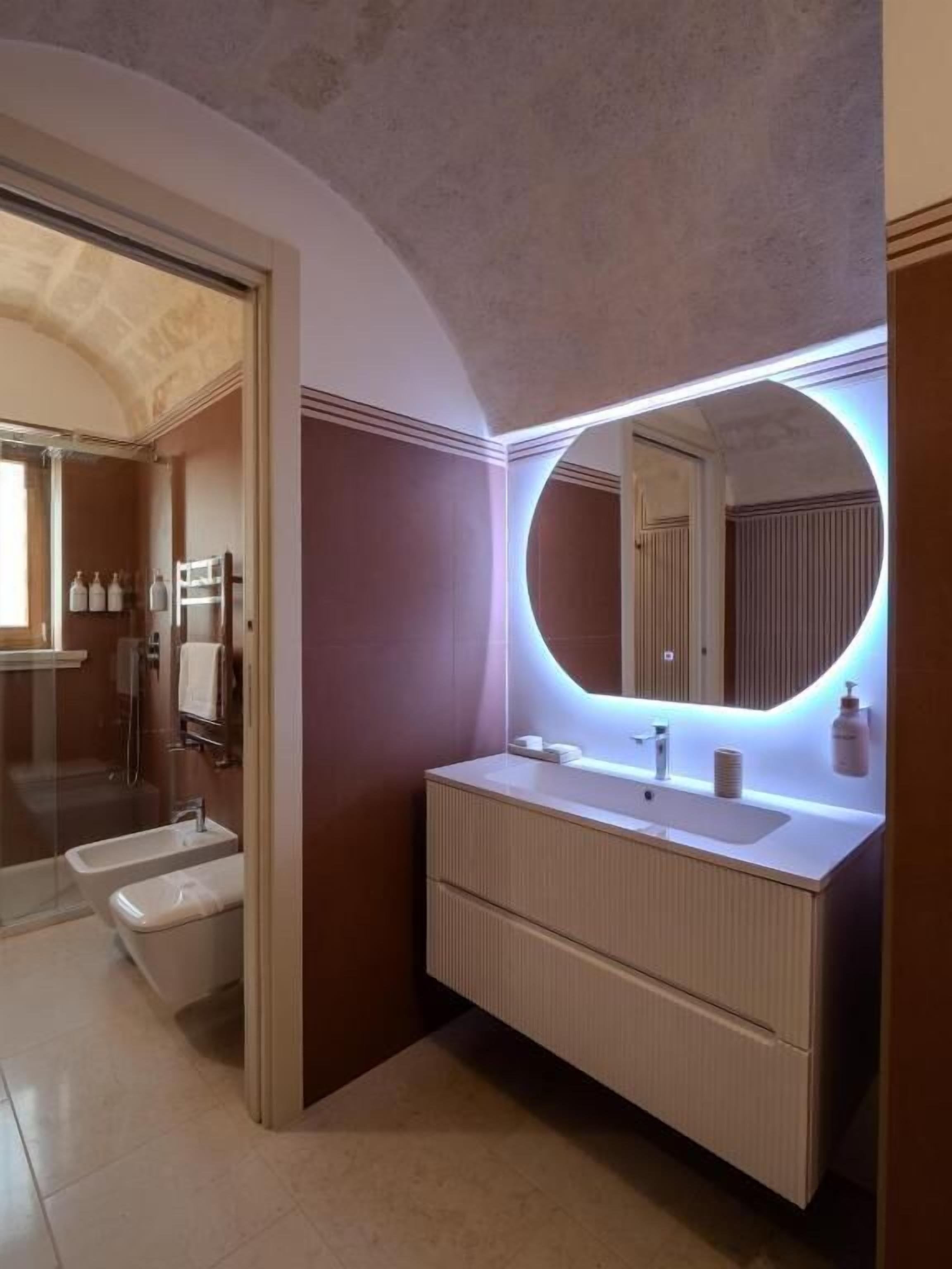 Deluxe-Doppel- oder -Zweibettzimmer, Terrasse, Gartenblick | Badezimmer | Dusche, Haartrockner, Hausschuhe, Handtücher