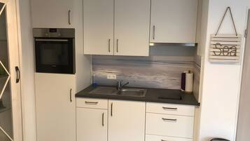 Fridge, oven, stovetop, coffee/tea maker