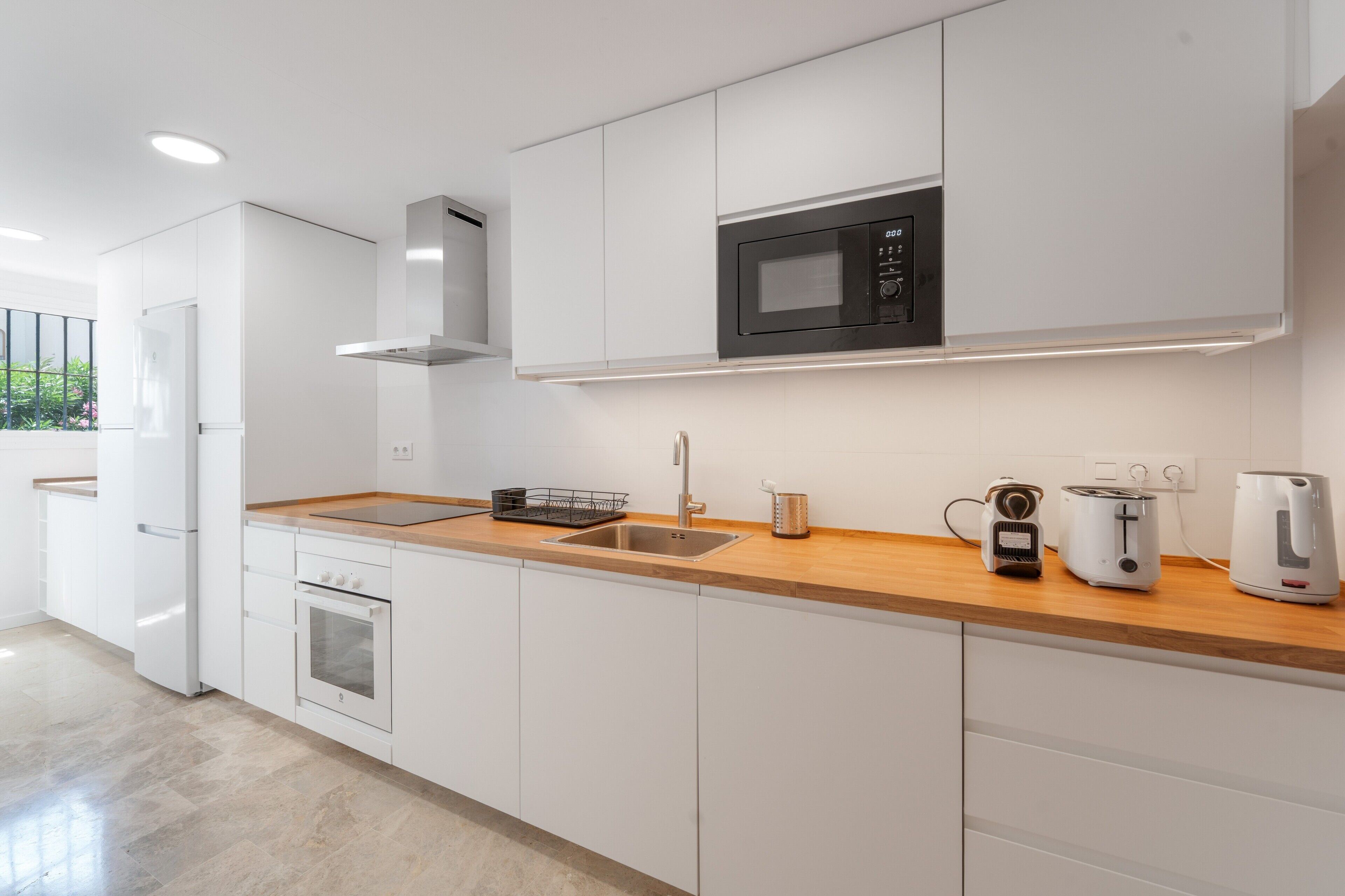 Geladeira, micro-ondas, fogão, cooktop