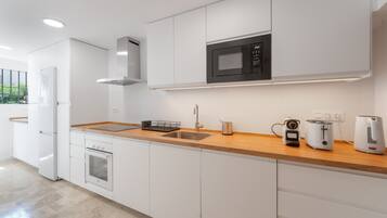 Geladeira, micro-ondas, fogão, cooktop