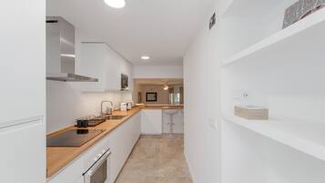 Refrigerador, microondas, horno, placa de cocina