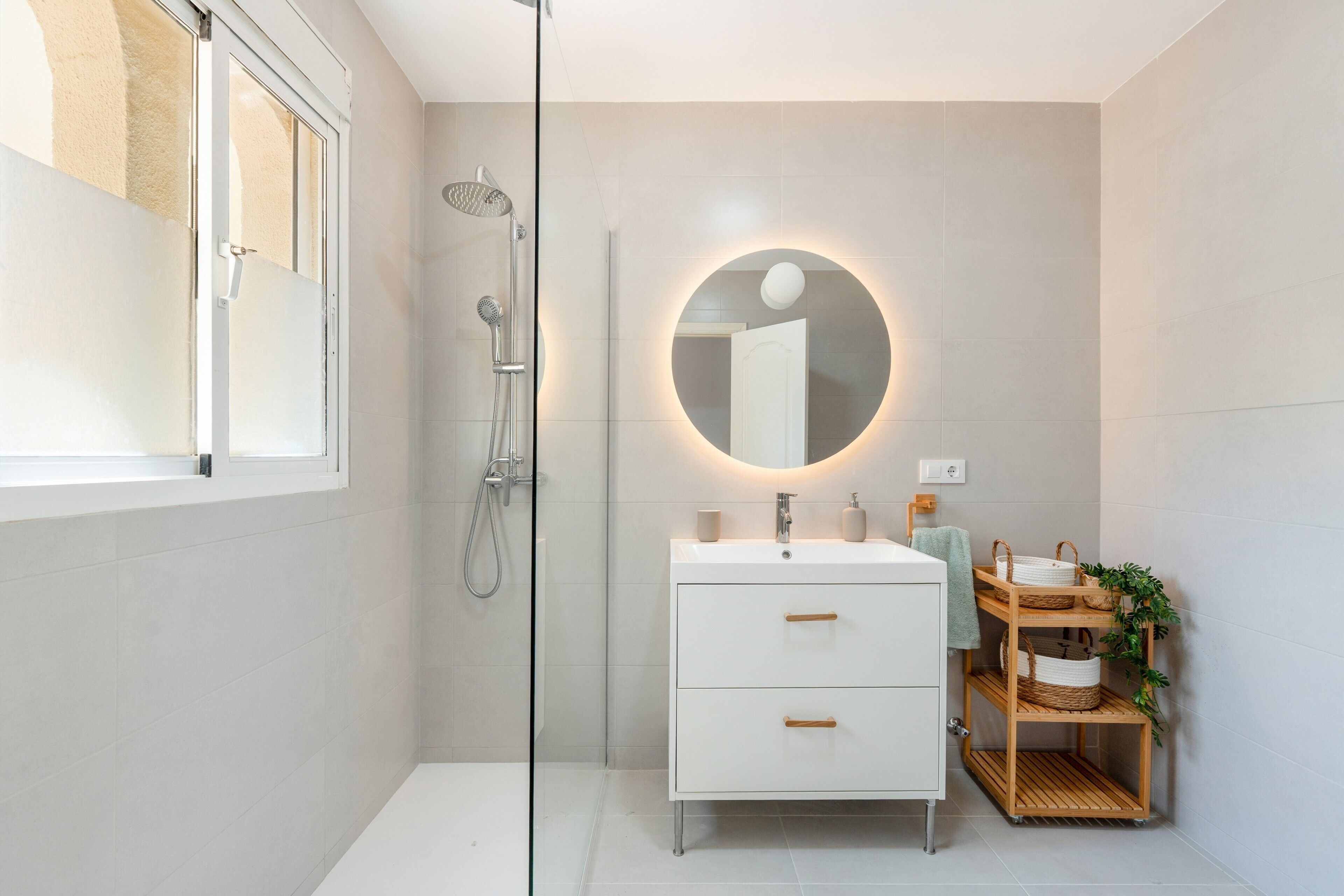 Een douche, een haardroger, handdoeken