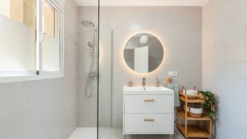 Een douche, een haardroger, handdoeken