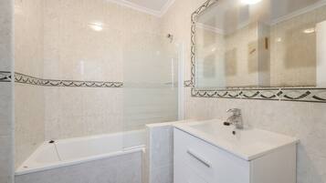 Dusche, Haartrockner, Handtücher