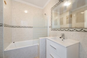 Chuveiro, secador de cabelo, toalhas de banho