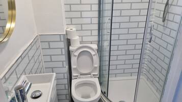 Dusj, hårføner, håndklær og såpe