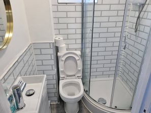 Dusj, hårføner, håndklær og såpe