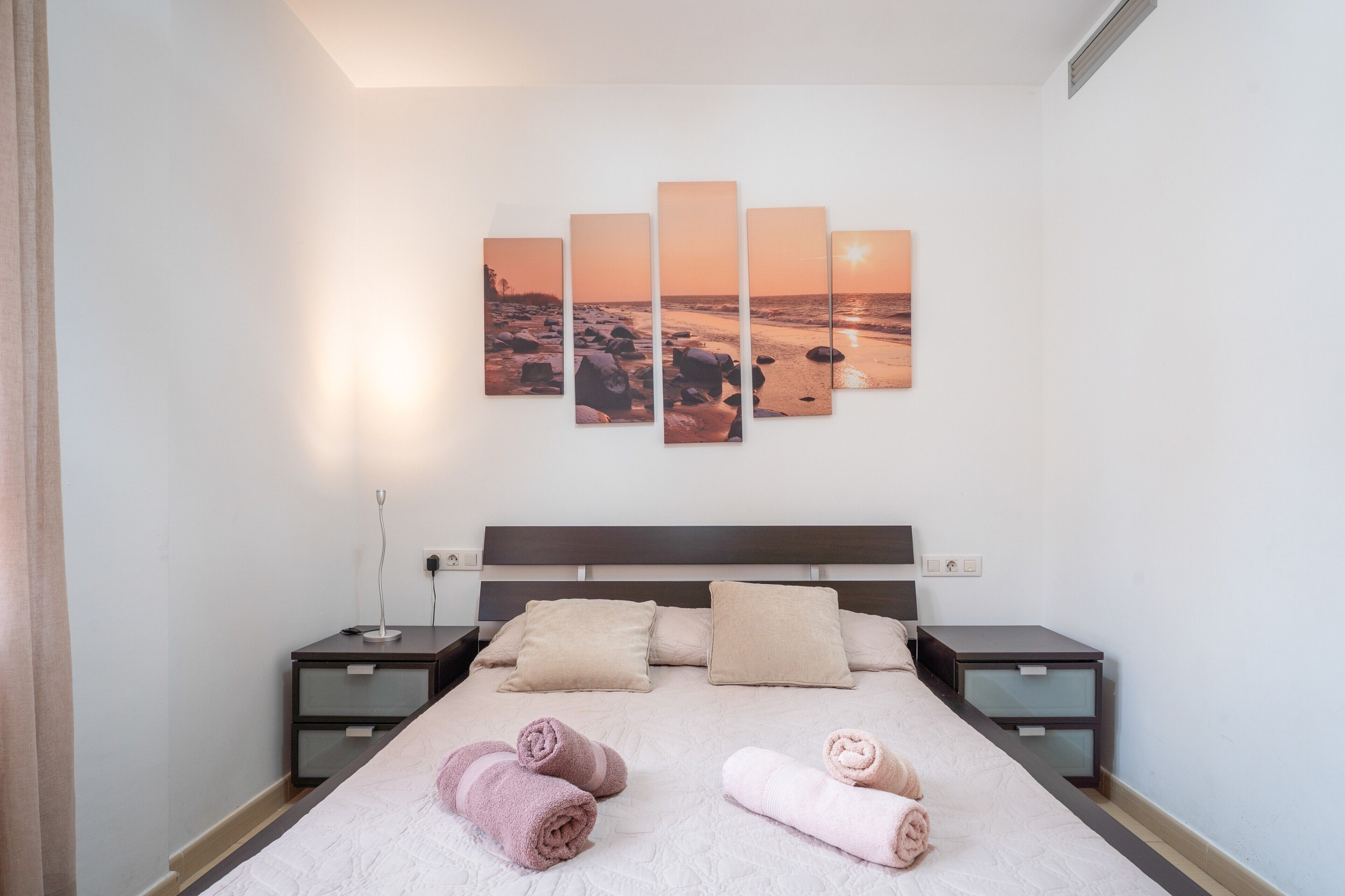 Een strijkplank/strijkijzer, wifi, beddengoed
