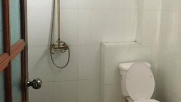 Een douche, een haardroger, pantoffels, handdoeken