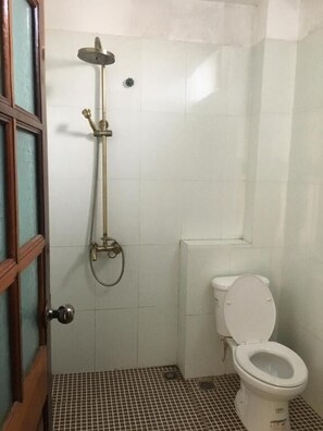 Regadera, secadora de cabello, pantuflas, toallas 