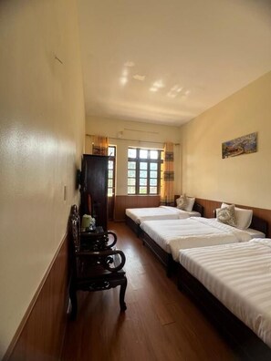 Habitación triple Deluxe, balcón, vista al jardín | Insonorización y wifi gratis 