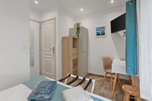 WiFi, bed sheets - Bed and Breakfast 'Chambre 1' with Shared Pool, Wi-Fi and Air Conditioning (Callian)