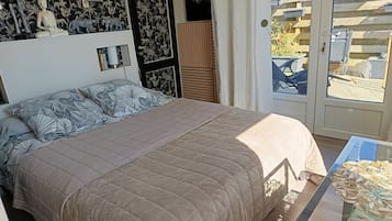 WiFi, bed sheets