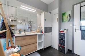 Douche, sèche-cheveux, serviettes fournies