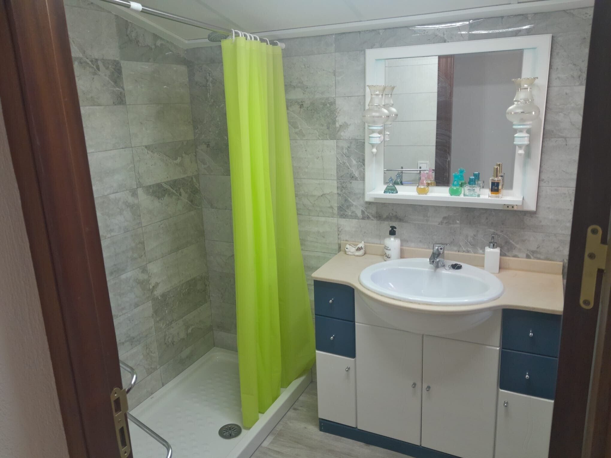 Douche, sèche-cheveux, serviettes fournies