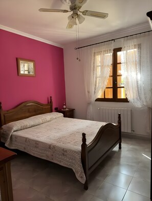 Iron/ironing board, WiFi, bed sheets