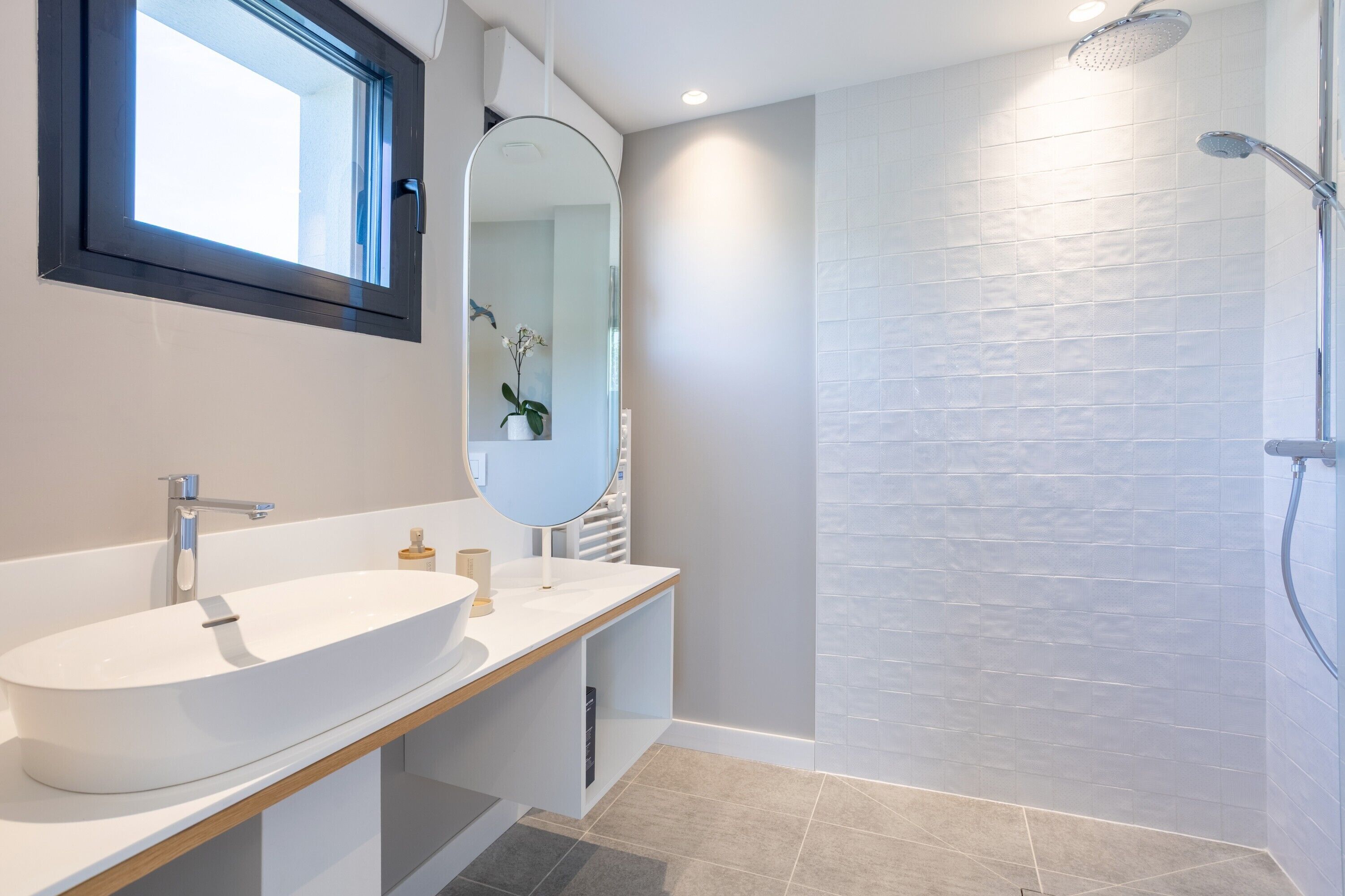 Shower, hair dryer, towels