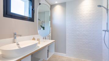Shower, hair dryer, towels