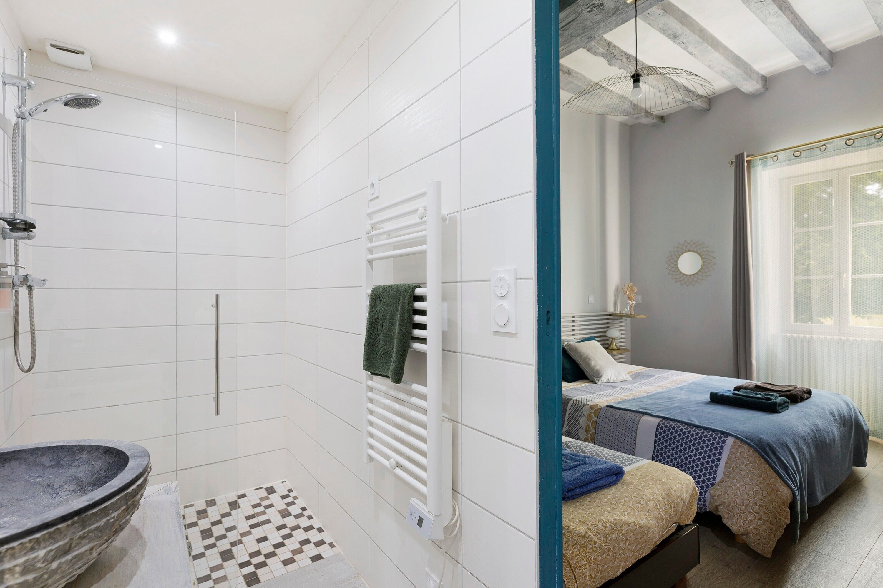 Een douche, een haardroger, handdoeken