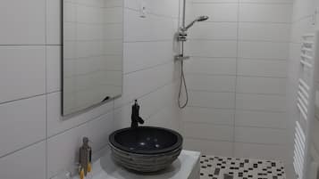 Ducha, secador de pelo, toallas