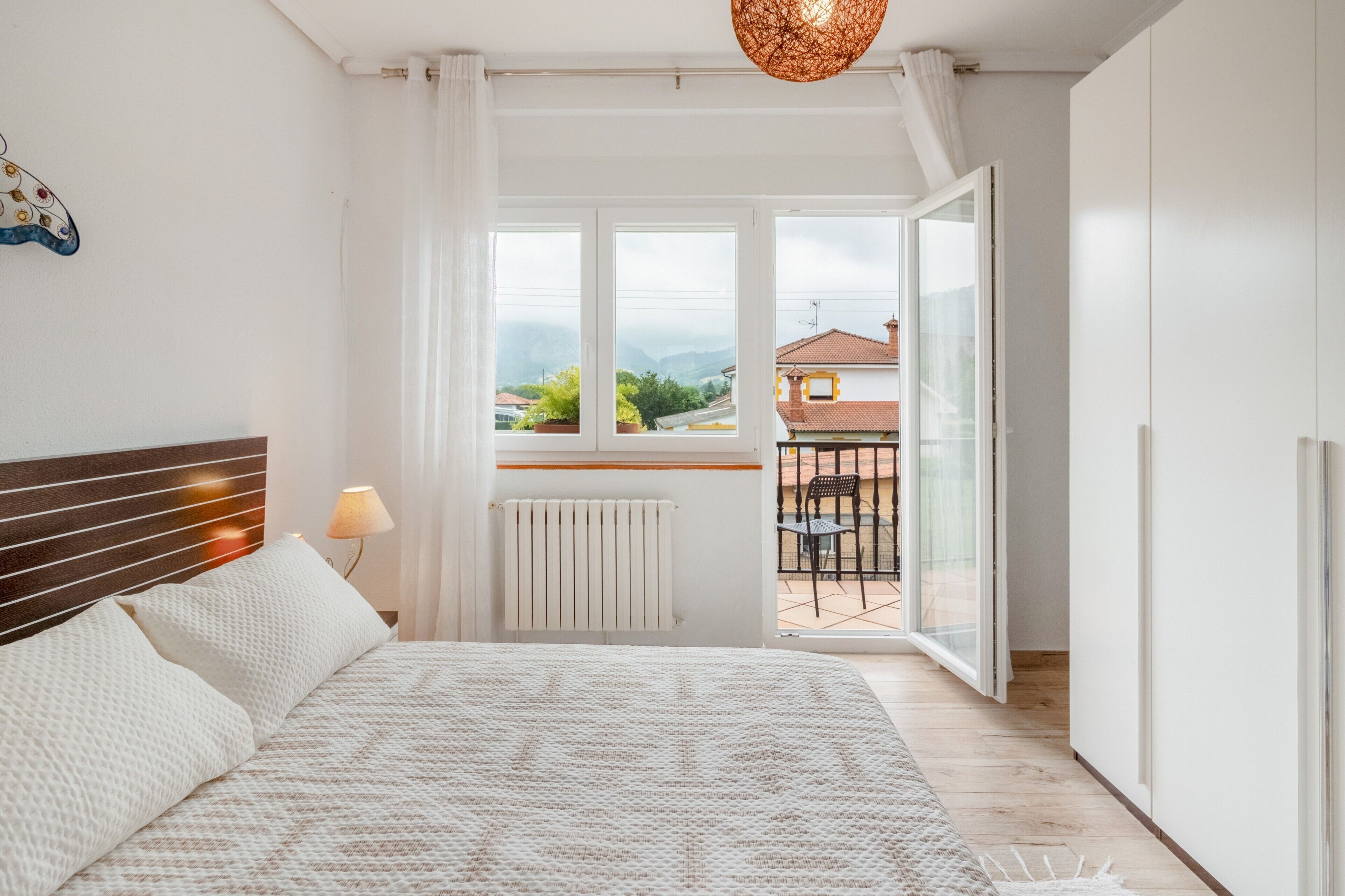 Tabla de planchar con plancha, wifi, ropa de cama
