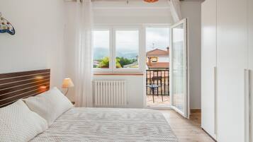 Tabla de planchar con plancha, wifi, ropa de cama
