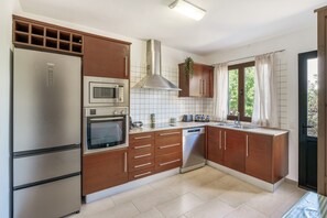 Kühlschrank, Mikrowelle, Wasserkocher mit Kaffee-/Teezubehör